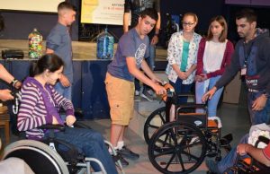 7 αμαξίδια για ΑμεΑ μοίρασε ο Σύλλογος Εθελοντών «ΠΡΟΑΣΠΙΖΩ»