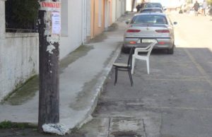 Ξεχάστε τις καρέκλες και τις γλάστρες για ρεζερβέ πάρκινγκ! Έρχονται πρόστιμα 400 ευρώ