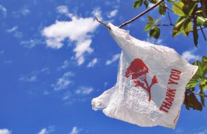 Σούπερ μάρκετ: Έρχεται χρέωση έως 8 λεπτά για τις πλαστικές σακούλες