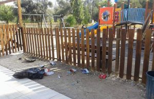 Aγνωστοι εισέβαλαν το βράδυ στο κλειδωμένο πάρκο της Αγίας Παρασκευής και το ισοπέδωσαν .