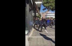 Μαχαίρωσε αστυνομικό στη Γλυφάδα για να μην πάρει κλήση