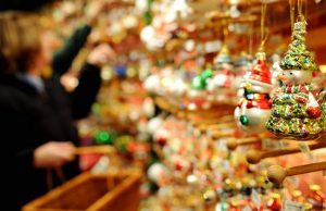 To εορταστικό ωράριο στα καταστήματα – Ανοιχτά τρεις Κυριακές