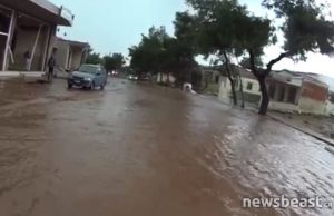 Γεμίζουν με νερό και λάσπη οι δρόμοι στη Μάνδρα