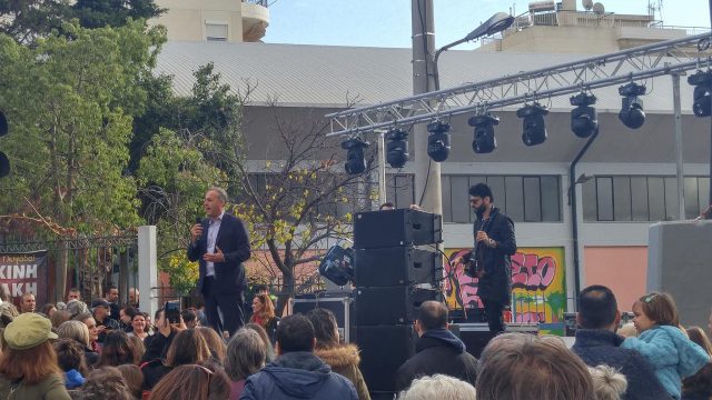 i-terpsithea-giortase-tin-kokkini-kuriaki