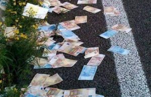 Η Εθνική Οδός γέμισε με δεκάδες χαρτονομίσματα!