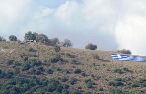 Απλώθηκε η μεγαλύτερη γαλανόλευκη ελληνική σημαία δίπλα στο ιστορικό «ΟΧΙ»