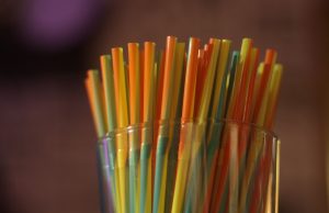 Αλλάζουν τα πάντα στη χρήση πλαστικών πιατών και στα καλαμάκια – Τι αποφάσισε η ΕΕ