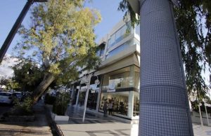 Γλυφάδα: Βάζουν πλαστικά δίχτυα στις κολώνες για να καταπολεμήσουν την αφισορύπανση