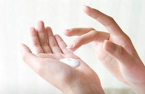 3 tips για να έχεις πάντα απαλά και νεανικά χέρια