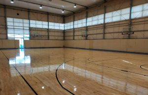 Παραδόθηκε το νέο δάπεδο στο κλειστό γήπεδο του Αγίου Κοσμά.