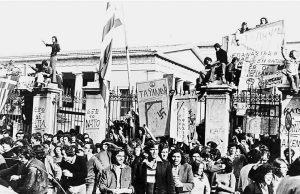 Το χρονικό της εξέγερσης – Λεπτό προς λεπτό η εισβολή στο Πολυτεχνείο (φωτό-βίντεο)