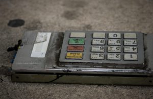 «Θρύψαλα» κατάστημα οπτικών από έκρηξη σε ΑΤΜ στον Άλιμο