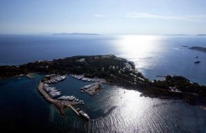 Για τα εκκλησιαστικά ακίνητα της Βουλιαγμένης η συνάντηση Τσίπρα-Ιερώνυμου