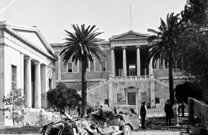 Αριστοτέλης Σαρρηκώστας: Ο φωτογράφος του Πολυτεχνείου αφηγείται “καρέ καρέ” τα γεγονότα