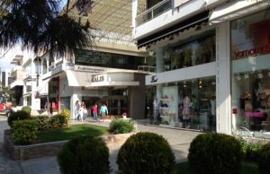 Tο εορταστικό ωράριο λειτουργίας των καταστημάτων της Γλυφάδας