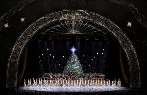 Εντυπωσιακό χριστουγεννιάτικο σόου με 1100 κοστούμια και 100 drones!