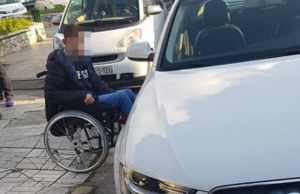 Αγανακτισμένος πατέρας ξεσπά περιμένοντας 45′ με τον γιο του σε μπλοκαρισμένη διάβαση για ΑμεΑ