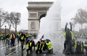 Σκηνές χάους στο Παρίσι με τα «Κίτρινα Γιλέκα»