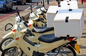 Υποχρεωμένοι όλοι οι εργοδότες να παρέχουν μηχανάκι στους ντελιβεράδες με απόφαση του υπ. Εργασίας