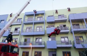 Έλληνες πυροσβέστες και ο Άγιος Βασίλης πήγαν στην Ογκολογική Μονάδα Παίδων και συγκίνησαν το πανελλήνιο