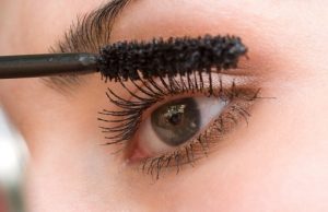 Δείτε πώς έγινε το μάτι της επειδή κοιμόταν χωρίς να βγάζει την μάσκαρα (φώτο)