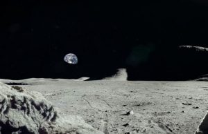 Η ιστορία του μοναδικού ανθρώπου που θάφτηκε στο φεγγάρι.