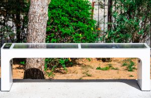 Στην Κηφισιά τα παγκάκια είναι θερμαινόμενα κι έχουν θύρες USB