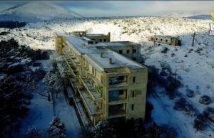 Χιονισμένη Πάρνηθα: Το στοιχειωμένο σανατόριο και το Πάρκο Ψυχών από ψηλά