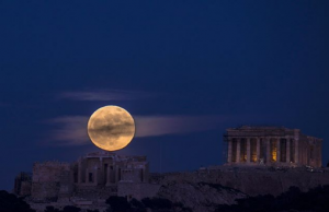 Η τελευταία Πανσέληνος του 2018 δίπλα από τον Παρθενώνα
