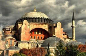 Συγκέντρωση έξω από την Αγία Σοφία για να ανοίξει ως τζαμί