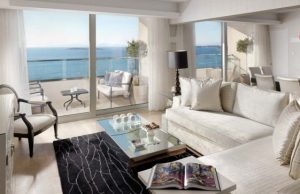 Σε αυτή τη σουίτα έμεινε η Άνγκελα Μέρκελ, -5.000 ευρώ η βραδιά, με θέα τον Σαρωνικό