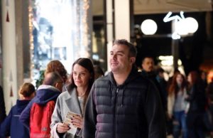 Αντώνης Ρέμος – Υβόννη Μπόσνιακ: Χέρι χέρι σε βόλτα τους στην Γλυφάδα!