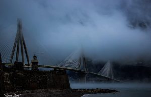 Όταν η γέφυρα Ρίου-Αντιρρίου χάνεται μέσα στην ομίχλη το θέαμα είναι μαγευτικό