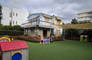 Ο νέος παιδικός σταθμός του Δήμου Γλυφάδας είναι έτοιμος, αλλά δεν μπορούμε να μπούμε μέσα!