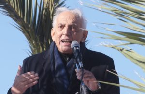 Τα Φώτα στο Παλαιό Φάληρο και η δήλωση Χατζηδάκη στην πίτα των χειμερινών κολυμβητών