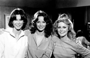 Ζακλίν Σμιθ: O άγγελος του Τσάρλι που δεν άγγιξε ο χρόνος – Η απίστευτη ομορφιά της στα 73 της χρόνια