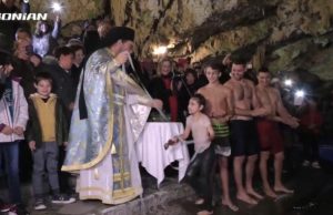 Μοναδικές εικόνες: Ο αγιασμός στο σπήλαιο Διρού και η 8χρονη Άρτεμις με τον σταυρό