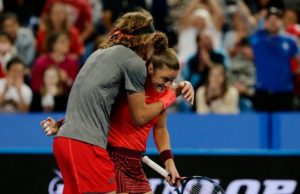 Έγραψαν ιστορία: Τσιτσιπάς-Σάκκαρη νίκησαν τον Φέντερερ και την παρτενέρ του!