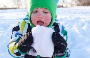 Μην τρώτε το χιόνι που έστρωσε έξω – Δείτε γιατί!