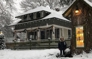 Έφτιαξε βιβλιοθήκη για όλη τη γειτονιά μέσα σε δέντρο που σάπιζε