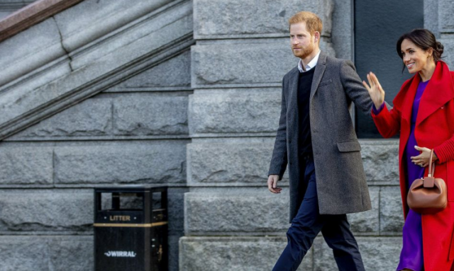 Η Μέγκαν Μαρκλ εμφανίστηκε σαν την Νταϊάνα Οι πανομοιότυπες εμφανίσεις τους με ίδια χρώματα