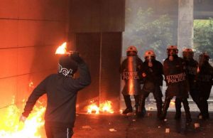 Άνδρες της ΕΛ.ΑΣ: «Μεροκάματο του τρόμου» – Θέλουν να μας κάψουν ζωντανούς