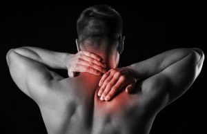 Αυχενικό σύνδρομο: Ποια είναι τα συμπτώματα και πώς μπορούμε να το αντιμετωπίσουμε