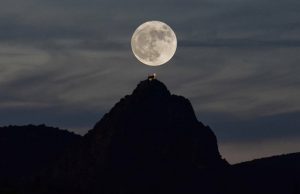 Υπερπανσέληνος 2019: Η «σούπερ χιονισμένη σελήνη» φώτισε τον ουρανό της Γης (vid)