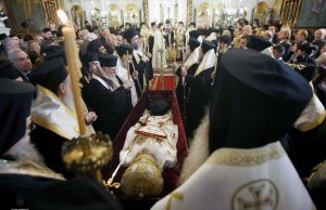 Η εξόδιος ακολουθία του μητροπολίτη Γλυφαδας Παύλου (Video)