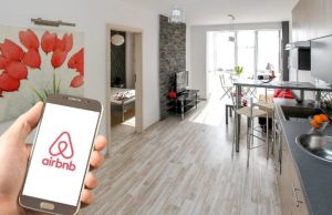 Telegraph: Μαζικές εξώσεις ενοικιαστών λόγω AirBnB στην Ελλάδα