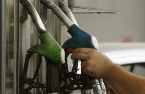 Νοθεία και φορολογικές παραβάσεις: Έλεγχοι της ΑΑΔΕ – Παρανομίες σε 1 στα 3 πρατήρια καυσίμων