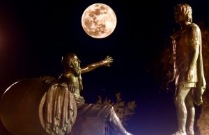 Θεαματικές φωτογραφίες με φόντο το φεγγάρι