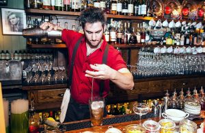Πώς θα καταλάβεις αν ο μπάρμαν που σε σερβίρει είναι ερασιτέχνης