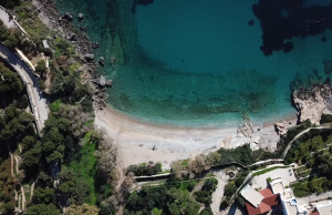 Ερωτοσπηλιά: Η πιο ερωτική παραλία της Αττικής από ψηλά